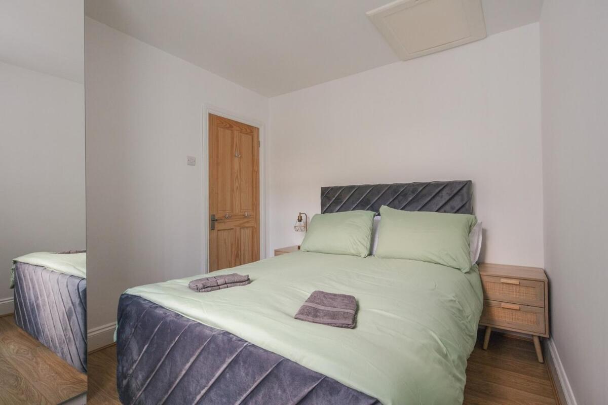 Spacious 3 Bedroom Home With Ps5 And Pool Table Near O2 Arena Canary Wharf And Elizabeth Line To Central ลอนดอน ภายนอก รูปภาพ