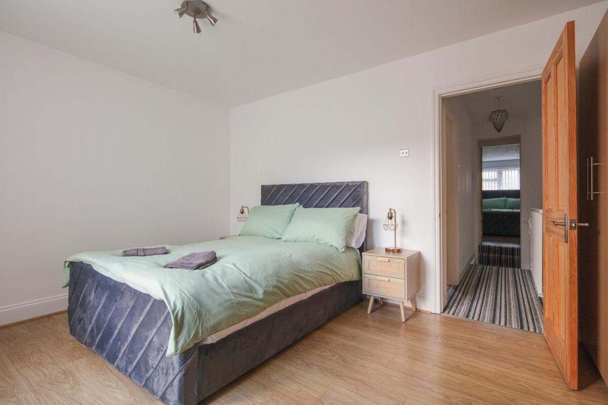 Spacious 3 Bedroom Home With Ps5 And Pool Table Near O2 Arena Canary Wharf And Elizabeth Line To Central ลอนดอน ภายนอก รูปภาพ